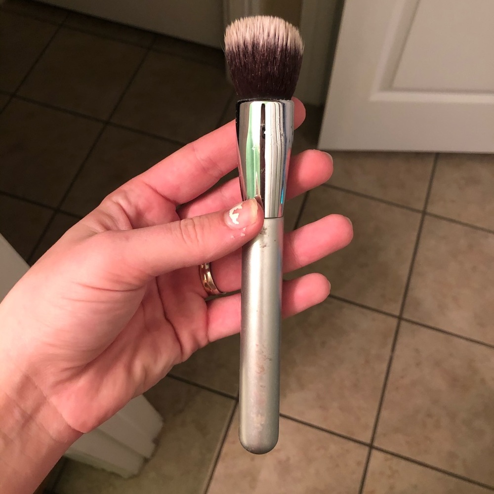 IT airbrush blurring foundation brush